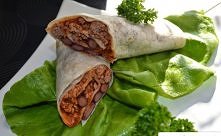 Składniki:
kilka placków wraps tortilla,
400 g mięsa mielonego,
300 ml przecieru pomidorowego,
2 ząbki czosnku,
4 łyżki oliwy,
1 cebula,
1 puszka czerwonej fasoli,
sól,
pieprz c...