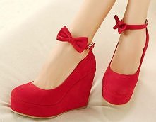 Platformy czerwone z kokard...