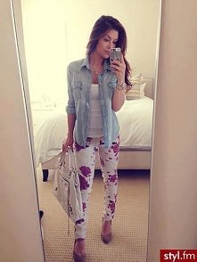 jeansowa koszula i spodnie w kwiaty