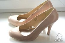 1.Szpilki np: czarne, nude, brązowe