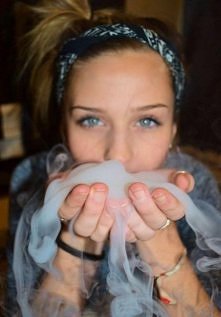 Pachniesz nałogiem. Cze­koladą. Na­miętnym po­całun­kiem, niele­gal­nym trun­kiem, per­fekcyj­nie skręconą ma­rihuaną, deszczem dud­niącym w pod­dasze, tram­pka­mi z con­versu i...