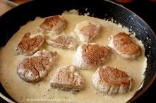 Polędwiczki wieprzowe w sosie musztardowym
dla 4 osób

ok 600 g polędwiczek wieprzowych
2-3 ząbki czosnku
200 ml śmietanki 18%
2-3 łyżki musztardy francuskiej 
1 łyżka oliwy
sól...