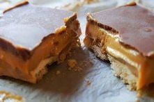 Ciasto milionera
składniki:
Spód:
175 g mąki pszennej
125 g pokrojonego w kostkę masła
50 g brązowego cukru (można być cukier puder)
Masa karmelowa:
można użyć gotowej puszki ka...