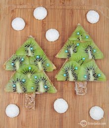 Kanapkowe choinki z masłem orzechowym i kiwi