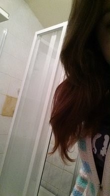 Mam naturalny kolor brązowy, końcówki 2 mies temu farbowane na czerwono. Jak zmyć ten kolor?