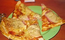 Pizza bez drożdży Czas przygotowania: 30 minut Czas pieczenia: 20 minut Ilość porcji: 8 Składniki 2 szklanki mąki 1/3 szklanki oliwy lub oleju 2/3 szklanki mleka 2 łyżeczki pros...