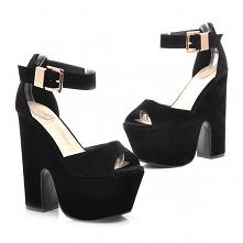 Czarne sandały na platformie. Już teraz możecie sprawdzić szczegóły - wystarczy kliknąć w zdjęcie butów.