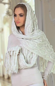 Kamea Marita szalik Kaptur Marita to szeroki, stylowy szal z frędzlami o ciekawym splocie dzianiny z bąbelkami