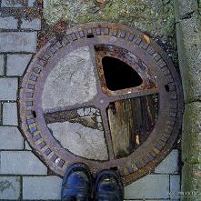 Zakład wodociągów i kanalizacji #stal #beton i #drewno #studzienkakanalizacyjna #studzienka #stopy #feet #patrzpodnogi #panpablo #Gdynia #igerspoland #igersgdansk #igersgdynia #...