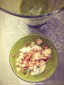 Koktajl z sałatą ,pomarańczą,bananem i imbirem.

Link do przepisu w pierwszym komentarzu pod zdjęciem.