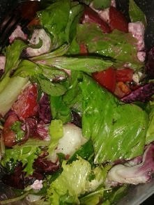 Może juz teraz nie wygląda do końca apetycznie bo w drodze do pracy troszkę się zmieszala aczkolwiek w smaku przepyszna....mix salat, dodatkowo rukola, świeża papryka, pomidor, ...