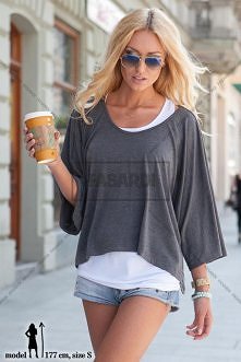 Luźna bluzka + koszulka, wygodny zestaw na co dzień. Dostępny w naszym sklepie internetowym.