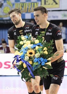 Do twarzy im z tymi kwiatam...