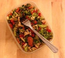 Wczorajszy obiad w pracy. Pół brokuła ugotowanego na półtwardo, pół papryki, szczypior, wędlina z indyka pokrojona w kostkę, sos z jogurty i musztardy. Przyprawy do smaku.
Polec...