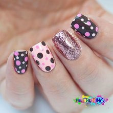 Kropeczki na paznokciach