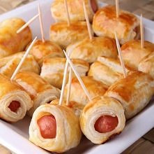 Parówki w cieście francuskim
Składniki:

- parówki
- ciasto francuskie gotowe 
- 10 dkg sera żółtego 
- 1 jajko
- przyprawy 


Wykonanie:
Ciasto francuskie rozwijamy i kroimy (w...