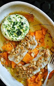 Polędwiczki z dorsza w chrupiącej panierce pieczone na dyni z serem camembert i kolendrą