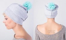 Niezbędnik – lekka czapka na jesień.

Pompon
Absolutnie szalony pomysł, zadziwiająco prosty i gustowny. Tiulowa kopułka czyni tę czapę lżejszą, niż jest w rzeczywistości. Tym sa...