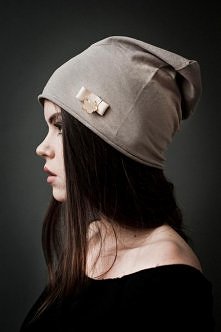 Niezbędnik – lekka czapka na jesień. Kokarda Jeśli macie ochotę znowu poczuć się jak dziewczyn(k)a, drobna kokardka na rąbku czapki zapewni Wam to uczucie. Więcej na Moda Cafe!