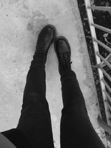 chciałabym rozmawiać i czuć ciepło drugiej ręki..