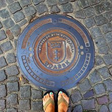 Kanalizacja sanitarna #Gdańsk #igersgdansk #stopy #herb #feet #sewer #manhole #igerspoland #sanitarysewer # patrzpodnogi #studzienkakanalizacyjna #dekiel #bruk