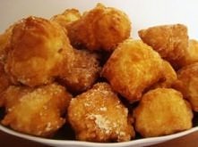 Mini pączki
Składniki:

    125 g margaryny
    szklanka wody
    szklanka mąki
    4 jajka
    cukier waniliowy
    odrobina skórki z cytryny
    cukier puder
    olej

Margary...