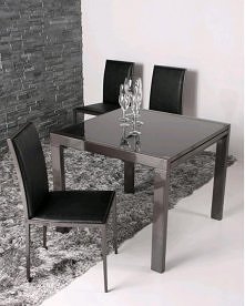 Czarne krzesła obite sztuczną skórą to doskonały wybór dla fanów klasycznej elegancji.
Producent: MIOTTO