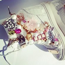 czy ktoś zna jakąś stronke na której kupie rożne dodatki do przerabiania np. butów jak na zdjeciu? :)