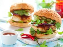 Pikantne burgery drobiowe

Burgery:
500 g mielonego mięsa z kurczaka lub indyka (może być pierś lub udziec)
1 jajko
1 cebula (drobno posiekana)
2 łyżeczki sosu Worcestershire (m...