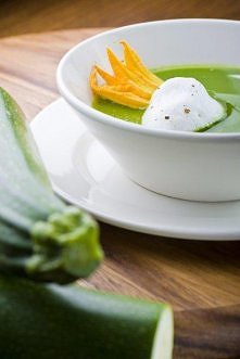 Krem z cukinii 1/2 litra bulionu warzywnego 400 g cukinii 1 cebula 1 ząbek czosnku oliwa z oliwek 4 łyżki gęstej śmietany 30 proc. sól pieprz Cukinię umyj, pokrój w drobne paski...