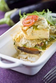 Zapiekanka Ratatouille

2 duże dojrzałe pomidory
1 cebula
1 czerwona papryka
1 bakłażan 
1 cukinia
1 ząbek czosnku
oliwa
natka pietruszki
sól
pieprz

Pomidory, cukinię i cebulę ...