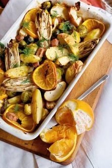 Zapiekanka ze schabem, pomarańczą i brukselką

6 łyżek oliwy
1/2 kg schabu lub szynki wieprzowej
1 kg ziemniaków
sól
pieprz
1/2 kg brukselki
2 cykorie
2 twarde
soczyste jabłka
4...