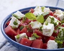 Sałatka z arbuza, fety i mięty

1 kg arbuza
1 opakowanie (200 g) sera typu feta
1 pęczek mięty
sok z 1/2 cytryny
3 łyżki (45 ml) oliwy extra vergine (z pierwszego tłoczenia)

Ar...