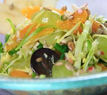 Sałatka kalifornijska

2 jabłka
1 pomarańcza
120 g winogron ciemnych i jasnych
120 g młodej kapusty
40 g ziaren słonecznika
1/2 pęczka szczypiorku
4 łyżeczki oleju słonecznikowe...