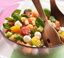 Sałatka z melonem i mozzarellą

1 melon
1 ogórek
5 pomidorków koktajlowych
125 g małych kulek mozzarelli
1 pomarańcza
1/2 pęczka bazylii
3 łyżki oliwy
1 łyżka soku z cytryny
sól...