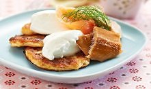 Kresowe placki ziemniaczane z wędzoną rybą

(przepis dla 4 osób)
1 kg ziemniaków
120 g wędzonej ryby w plasterkach
2 jajka
1 cebula
6-8 łyżek oleju rzepakowego
120 ml śmietany 3...