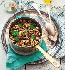 Kasza gryczana z orzechami i tymiankiem

szklanka palonej kaszy gryczanej
jajko
sól
pieprz
100 g grubo pokrojonych orzechów włoskich
2 łyżki masła
2 łyżki oliwy (a jeszcze lepie...