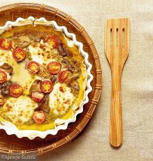 Pizza na spodzie z polenty

300 g kaszki kukurydzianej
1 l wywaru warzywnego lub wody
50 g startego parmezanu
5 pieczarek
1 mała cebula
2 łyżki oliwy
150 g mozzarelli (1 kulka)
...