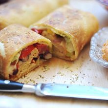 Sposób przygotowania
Pieczemy 8 naleśników :)
Paprykę dobrze myjemy i kroimy w drobną kostkę, liście sałaty rwiemy na małe kwadraty, aby łatwo było je układać na naleśniku. Ok. ...