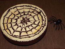 Sernik dyniowy z czekoladową pajęczyną Przygotowujemy ciasto. Żółtka miksujemy z cukrem pudrem, następnie dodajemy masło i ucieramy na puszystą masę.Dodajemy roztopioną i ostudz...