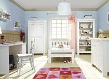 Proste kształty, minimum ozdobników i naturalne, lite drewno pozwalają na dowolną aranżację przestrzeni w pokoju dziecka.
Meble dziecięce od VERSO