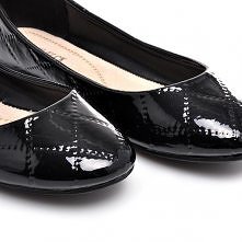 Lakierowane, pikowane balerinki.