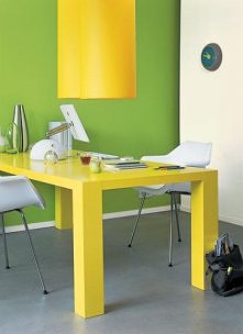 Zestawienia monochromatyczne opierają się na wyborze i wykorzystaniu w całym pomieszczeniu jednej barwy, zróżnicowanej co najwyżej pod względem odcieni i nasycenia. Obejmują zar...