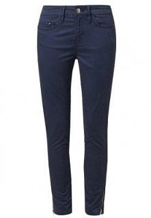 Dopasowane jeansy Tommy Hilfiger - więcej o tym modelu po kliku w większe zdjęcie.