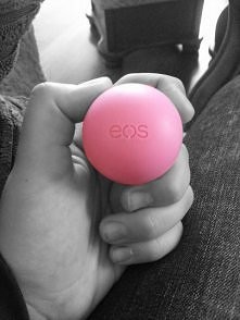 Hej wam mam pytanie, co myślicie o jajeczku EOS? ( Jest to pomadka. ) Mam zapach Strawberry Sorbet, i mi bardzo się podoba, a wam? ;)