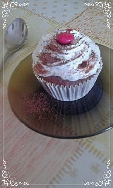 Babeczki <3. Zawsze piekłam je z siostrą ... Tylko wtedy dochodziłyśmy do porozumienia ... Jadłyśmy ciasto surowe zamiast upieczonego, gdy tarłyśmy czekolade na koniec połowy...