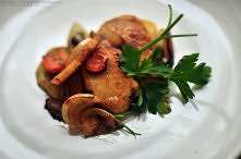 WARZYWA z PIEKARNIKA:

0,5kg- ziemniaków
0,2kg- marchewki 
0,2kg- pietruszki ( korzeń )
1 duża- cebula 
1 łyżeczka- musztardy 
3 łyżki oleju 
pieprz, ziarenka smaku, oregano,
Zi...