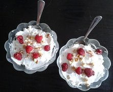 Banalny w wykonaniu, ale bardzo smaczny i efektowny deser z czasów wczesnego dzieciństwa. Przekładane na przemian: pokruszone herbatniki, budyń waniliowy, owoce (najczęściej sez...