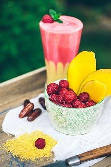 Jaglany koktajl z malinami

Składniki (na 4 porcje):
- 50 g migdałów
- 330 ml przegotowanej wody
- 100 g kaszy jaglanej
- 16 suszonych daktyli
- 250 g malin
- 1 mango (ok. 330 g)