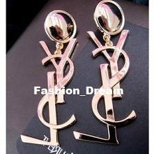 Luksusowe wiszące kolczyki YSL . Metal nieszlachetny w kolorze złota, nie uczulający. Zapięcie na sztyft. Pięknie błyszczą. Wymiary: 7 x 2 cm.
Cena: 39,99 zł.